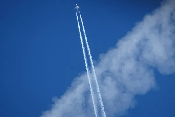 Rubrik_Klima_und_Energie_Flugzeug_Kondensstreifen_c._Pixabay_aircraft-1705922_1920